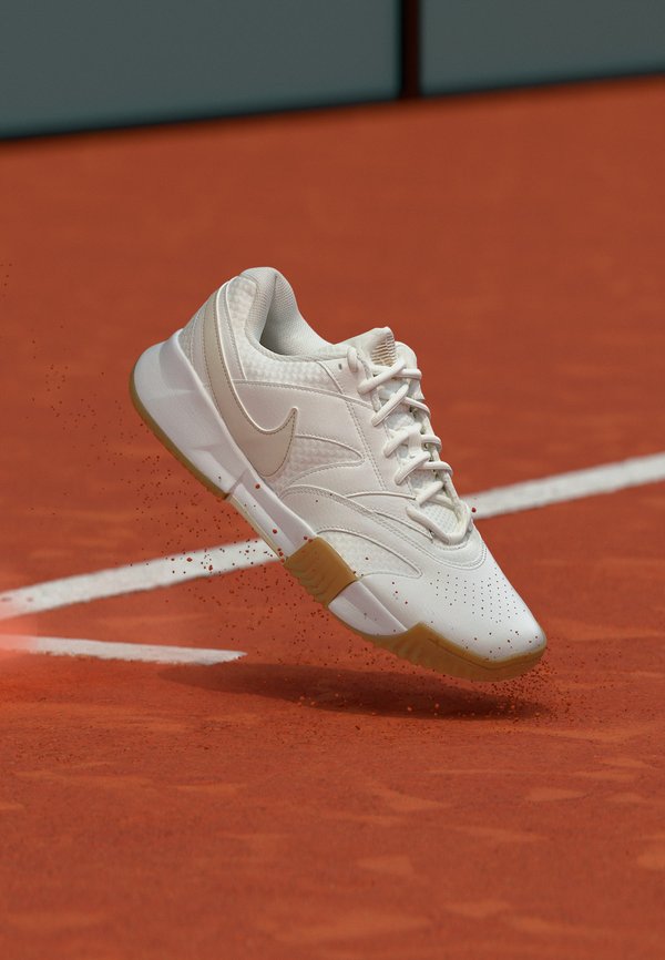 Nike Performance NIKECOURT LITE 4  - Clay court tennis shoes - white/lt orewood brn/summit white