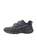 Schwarzer Sportschuh mit dickem Profil, zwei Klettverschlüssen und einem blauen Streifen an der Seite, im Seitenprofil angezeigt.