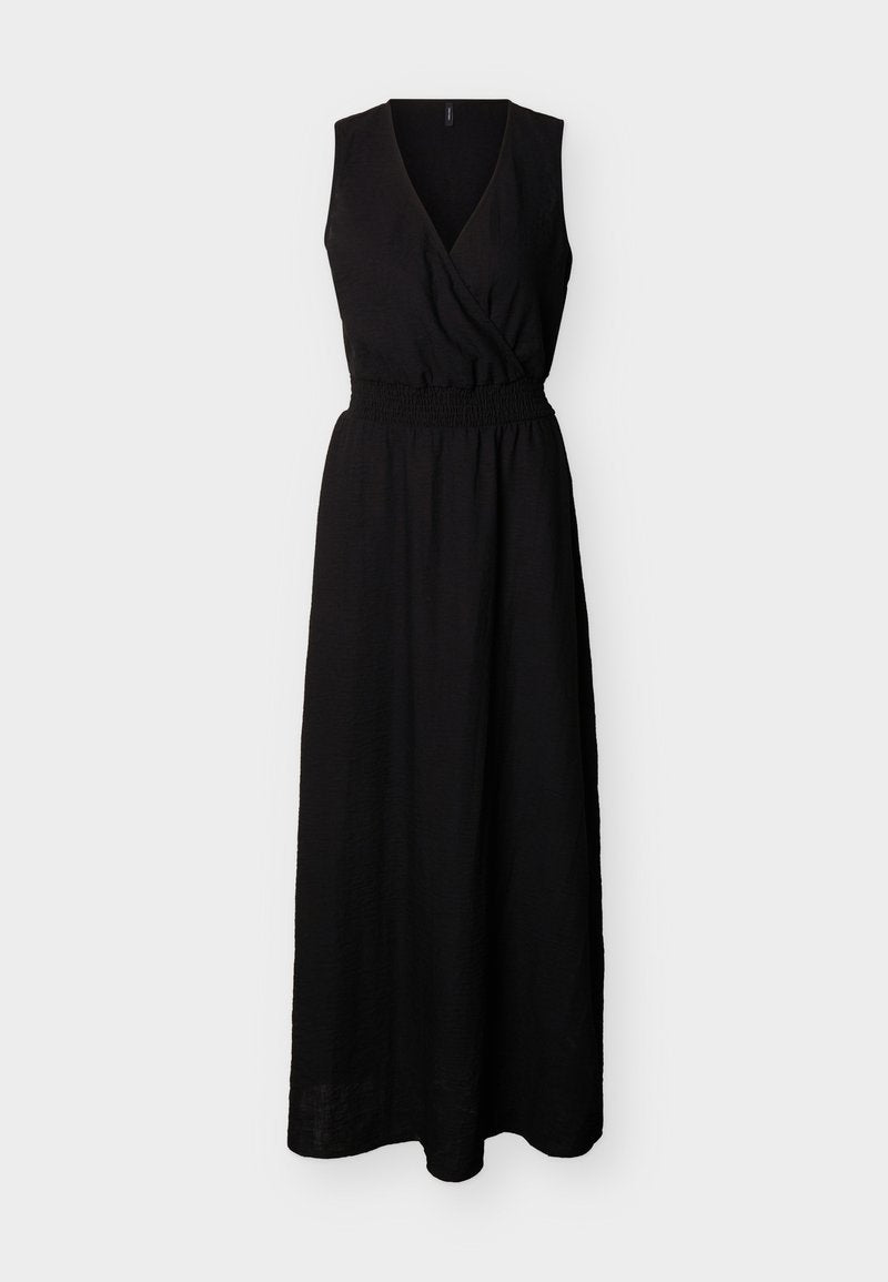 Ärmelloses schwarzes Maxikleid mit V-Ausschnitt und Wickeloberteil, elastischem, gerafftem Taillenbund und fließendem Rock, vor einfachem Hintergrund dargestellt.