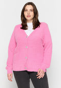 Rosa flauschige Strickjacke aus weichem Material, mit V-Ausschnitt, langen Ärmeln und dekorativen Knöpfen auf der Vorderseite.