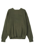 Olivengrüner, gerippter Strickpullover mit einem Rundhalsausschnitt, überschnittenen Schultern und einem kleinen schwarzen Logo auf der Vorderseite.