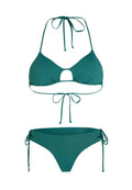 Türkisfarbener Bikini-Set mit einem dreieckigen Oberteil mit mittlerem Ausschnitt und Bändern, kombiniert mit niedrig geschnittenen Bikinislips mit seitlichen Bändern, gefertigt aus glattem Material.