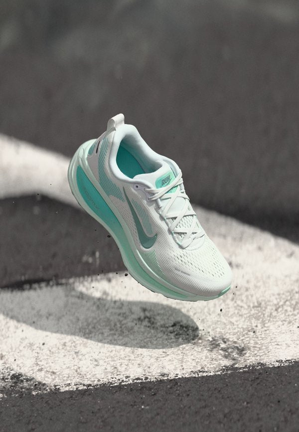 Nike Performance VOMERO 18 - Road running shoes - white/cannon/bleached turquoise/mint foam/barely green