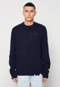 Dunkelblaues gestricktes Sweatshirt mit geripptem Ausschnitt und Saum. Subtiler Logodetail auf der Brust. Lange Ärmel mit gerippten Bündchen.