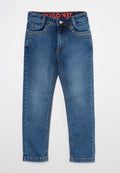 Blaue Denim-Jeans mit Nietenakzenten an den vorderen Taschen, einem Knopfverschluss und einem geraden Bein Design mit Kontrastnähten.
