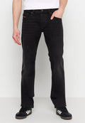Schwarze Denim-Jeans mit geradem Schnitt, vier Taschen-Design und leichter Ausbleichung. Kombiniert mit schwarzen Sportschuhen mit weißen Streifen.