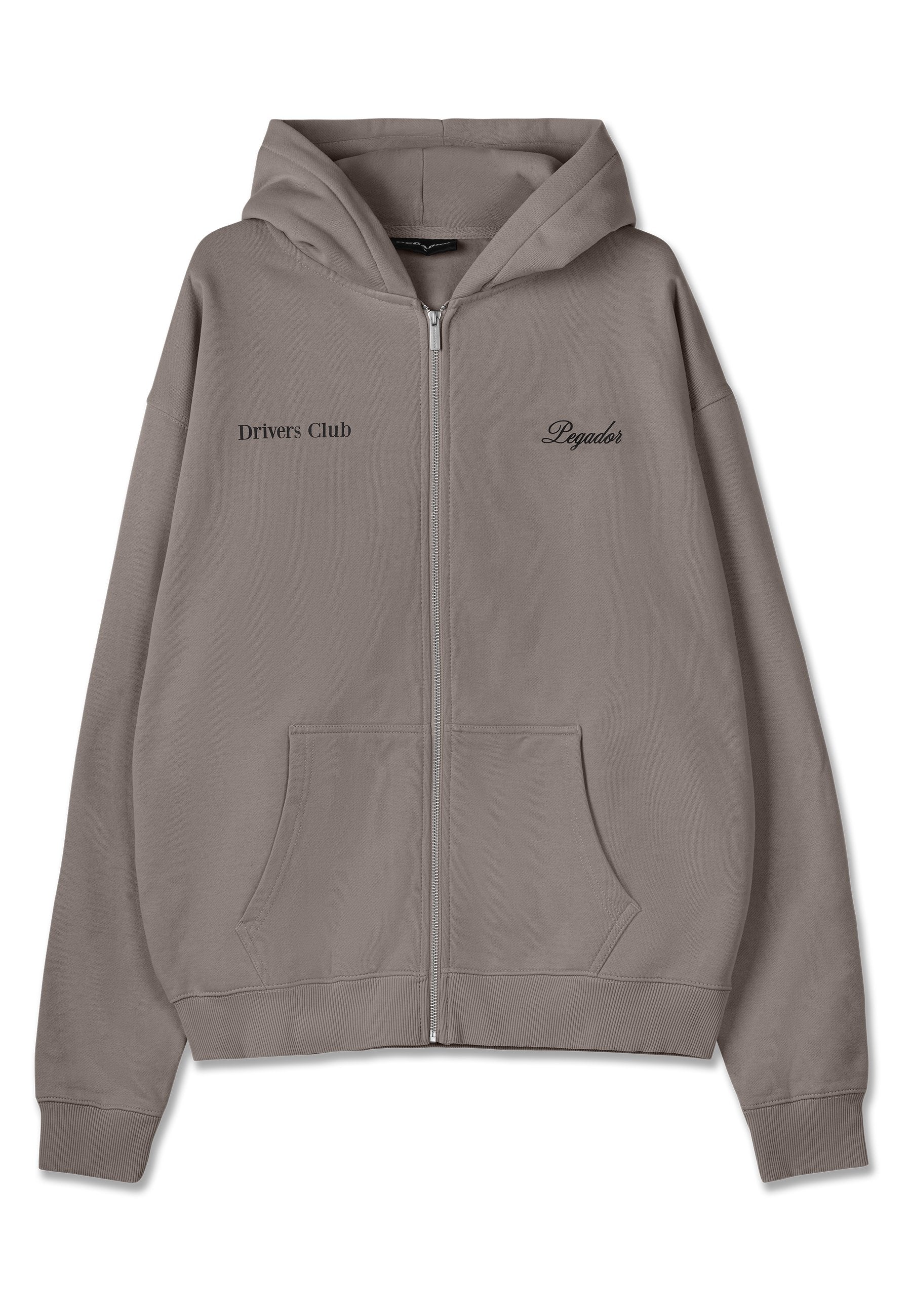 Grau zip-up Hoodie mit schwarzem "Drivers Club" und "Pegador" Schriftzug, hergestellt aus weichem Stoff, mit Kängurutasche und gerippten Bündchen.