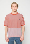 Rotes Netz-Kurzarm-T-Shirt mit kontrastierendem, festem rotem Kragen, versehen mit einem kleinen schwarzen Logo auf der linken Brust. Einfaches, leichtes Design.