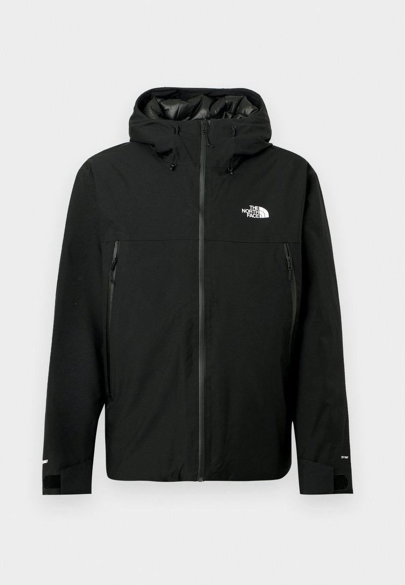 Schwarze Kapuzenjacke mit Reißverschluss vorne, zwei seitlichen Reißverschlusstaschen, verstellbaren Bündchen und einem Logo auf der Brust. Glatte Textur und wasserdichtes Material.