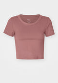 Kurzärmliges, kurzes T-Shirt in staubigem Rosé, aus glattem Stoff mit einem runden Ausschnitt und genähten Nähten. Keine sichtbaren Logos oder Muster.