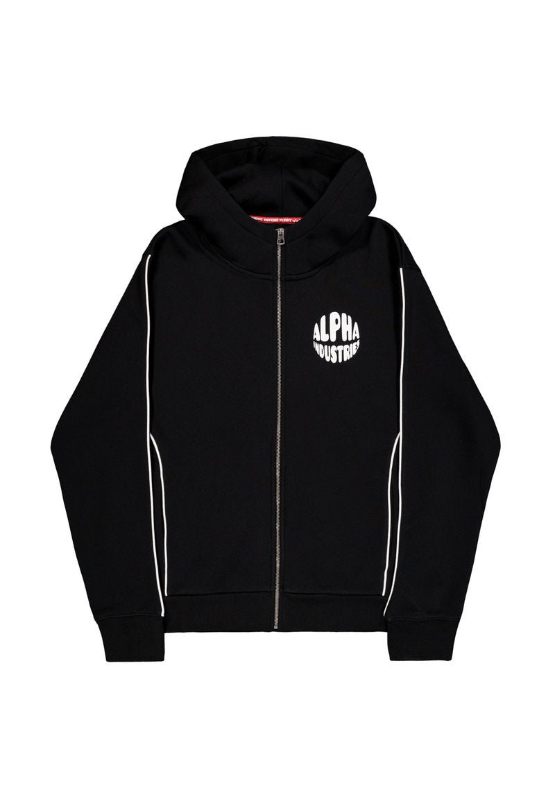 Schwarze Zip-Hoodie aus weichem Stoff, mit einem großen weißen "ALPHA INDUSTRIES"-Logo auf der Brust und weißen Seitenstreifen.