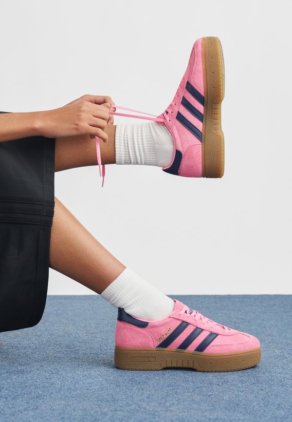 adidas Originals HANDBALL SPEZIAL BOLD W - Trainers - bliss pink/night indigo/gum