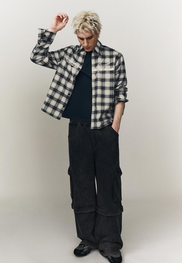 Bershka CARGO - Baggy Jeans - grey