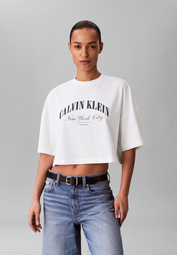 Calvin Klein Jeans CROPPED BOXY HERITAGE CREST - Print T-shirt - bright white