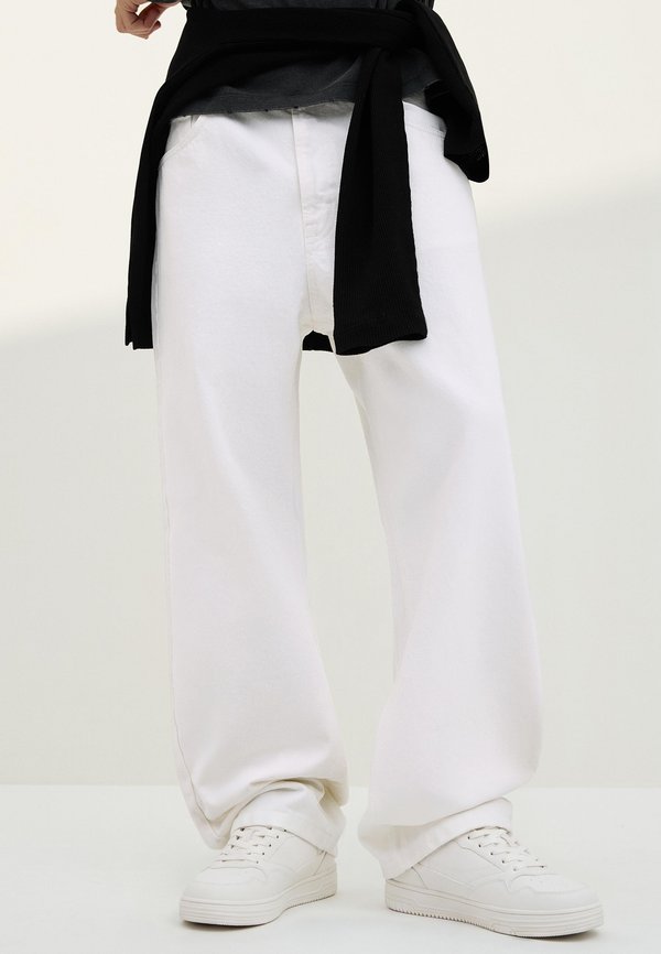 Bershka Baggy Jeans - white