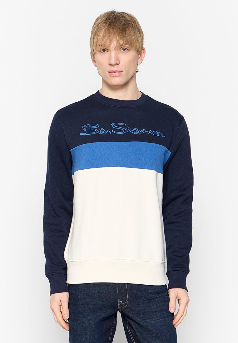 Navy- und cremefarbener Pullover mit einem horizontalen blauen Streifen und gesticktem Logo. Klassisches Rundhals-Design mit gerippten Bündchen und Saum.