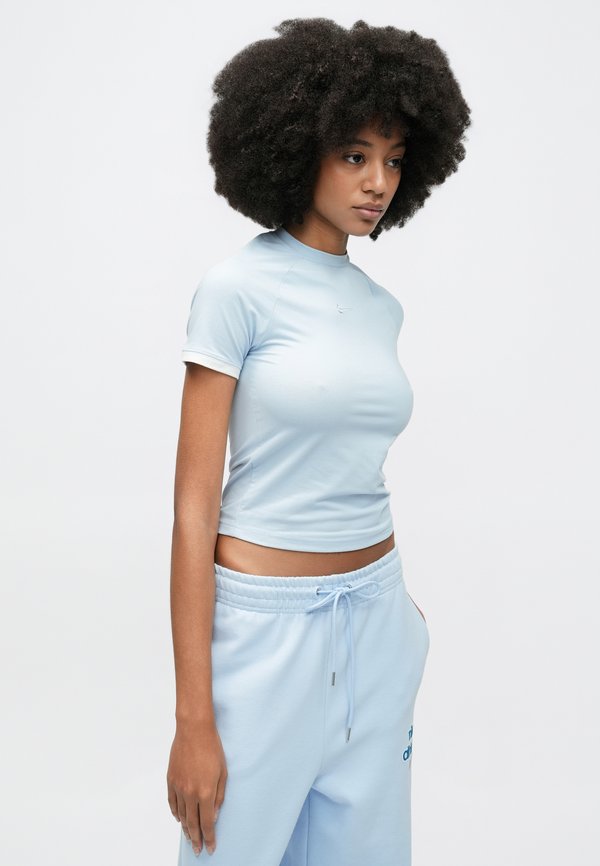 Nike Sportswear FITTED