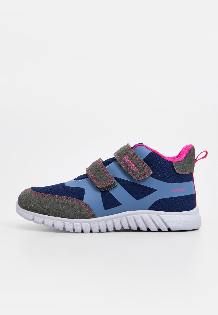 Blaue und graue Kindersneaker mit pinken Akzenten, zwei Klettverschlüssen, weißer Sohle und Zuglasche auf einem weißen Hintergrund.