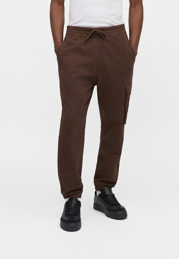 Calvin Klein Jeans BADGE JOGGER - Tracksuit bottoms - brown cork