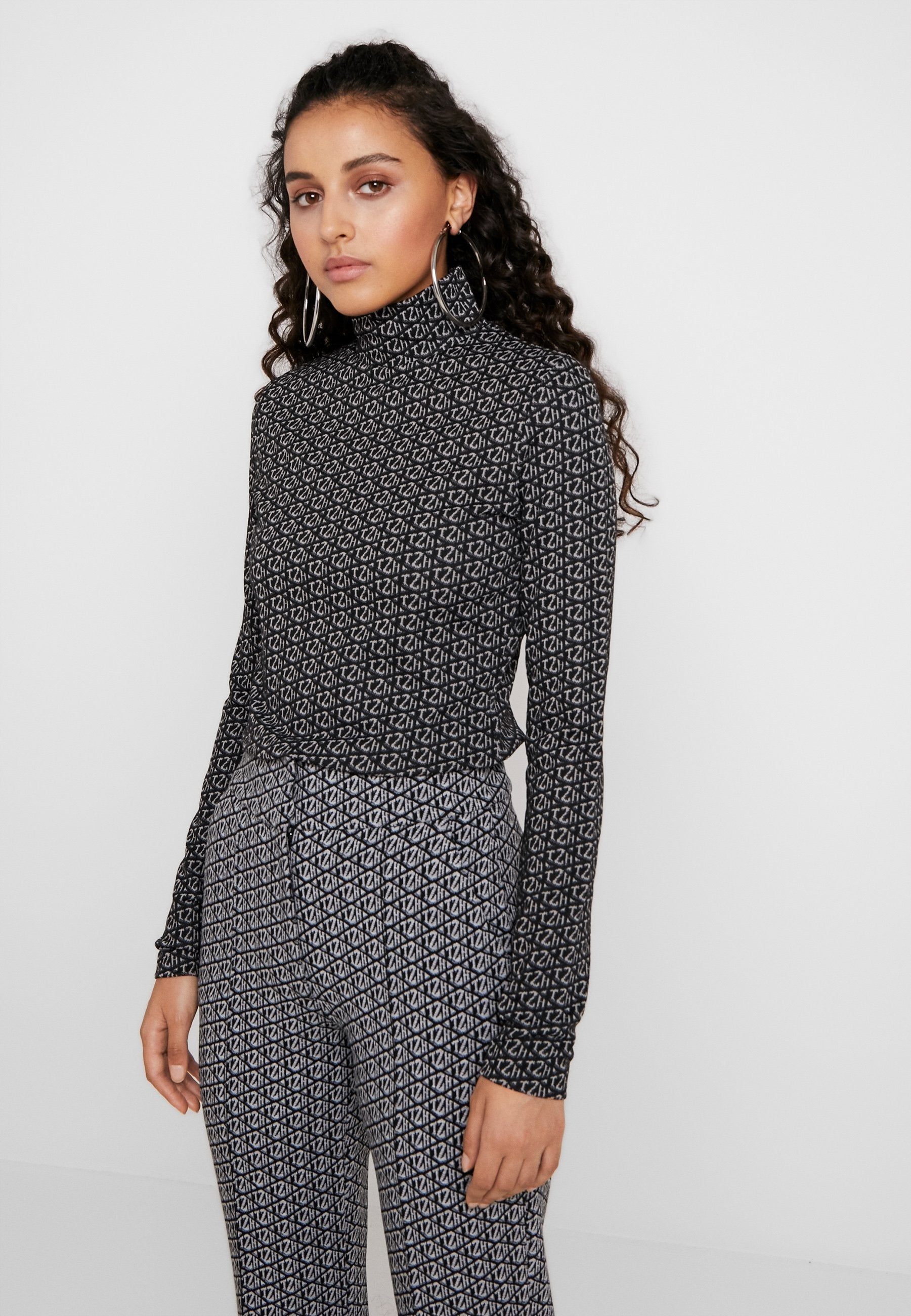 ZENDAYA TURTLENECK Media 3