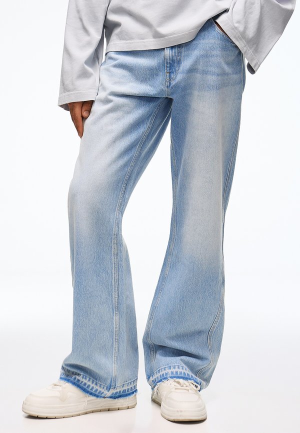 Bershka STRAIGHT-LEG FLARED - JEANS - Flared Jeans - light blue