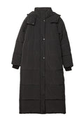 Schwarzer gepolsterter langer Mantel mit hohem Kragen, Druckknöpfen, elastischen Bündchen und gestepptem Muster. Glattes, leichtes Material.