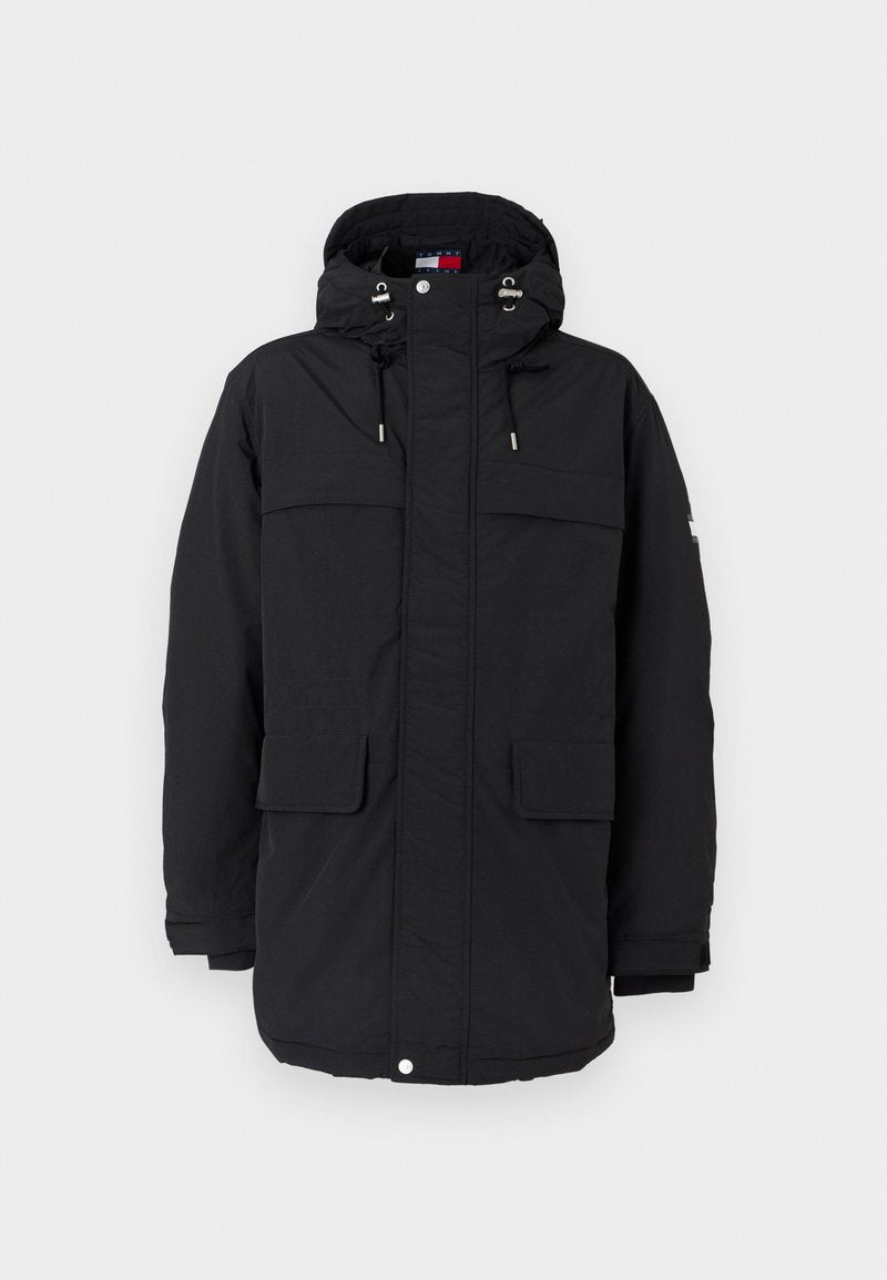Schwarze Parkajacke mit Kapuze, ausgestattet mit Kordelzügen, zwei großen Fronttaschen und einem Reißverschluss. Glatte Textur und lässige Passform.