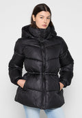 Schwarze Daunenjacke mit Kapuze, elastischem Bund, Reißverschluss und Seitentaschen. Verfügt über ein gesteppte Design und eine glatte, glänzende Textur.