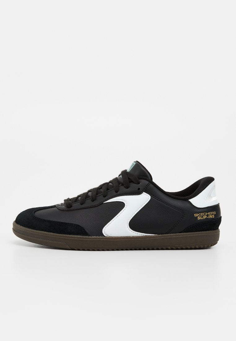 Schwarzer Sneaker mit niedrigem Schaft und weißem seitlichem Design, brauner Sohle, schwarzen Schnürsenkeln und "Skechers Slip-Ins" in goldener Schrift an der Ferse.