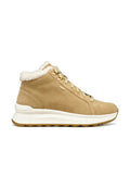 Tan-farbenes Wildleder-Hochtop-Sneaker mit weißer Kunstfell-Fütterung, goldenen Akzenten und einer gepolsterten weißen Sohle mit einem strukturierten Grip-Muster.