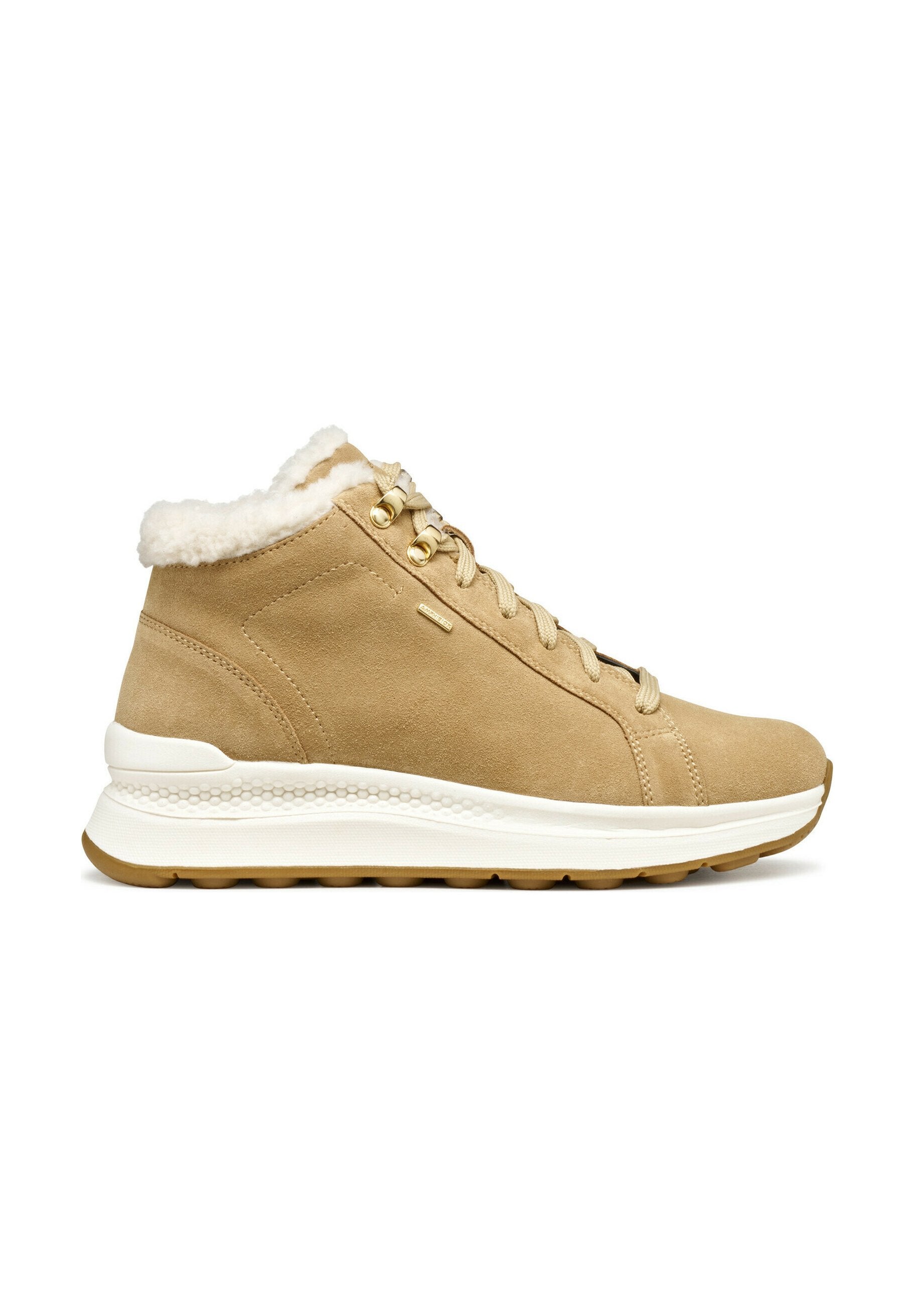 Tan-farbenes Wildleder-Hochtop-Sneaker mit weißer Kunstfell-Fütterung, goldenen Akzenten und einer gepolsterten weißen Sohle mit einem strukturierten Grip-Muster.