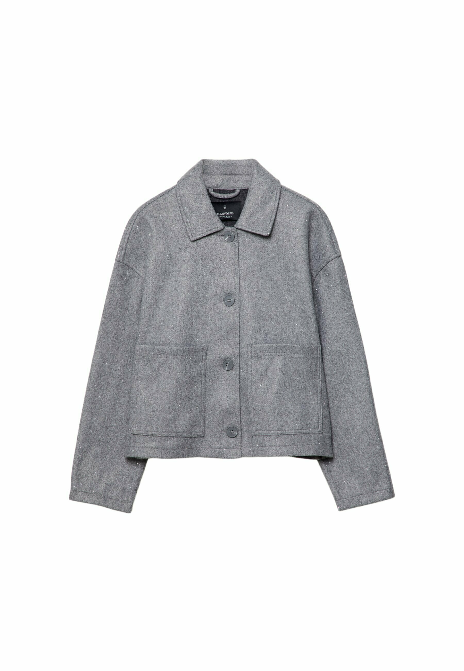 Grau Wolle Jacke mit kragenförmigem Ausschnitt, Knopfverschluss, zwei Vorderseiten-Taschen und strukturiertem Finish. Gekürztes Design mit langen Ärmeln.