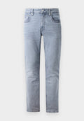 Hellblaue Jeans aus Denim mit geradem Bein, fünf Taschen und Knopfverschluss. Verfügt über dezente Ausbleichungen und eine strukturierte Oberfläche.