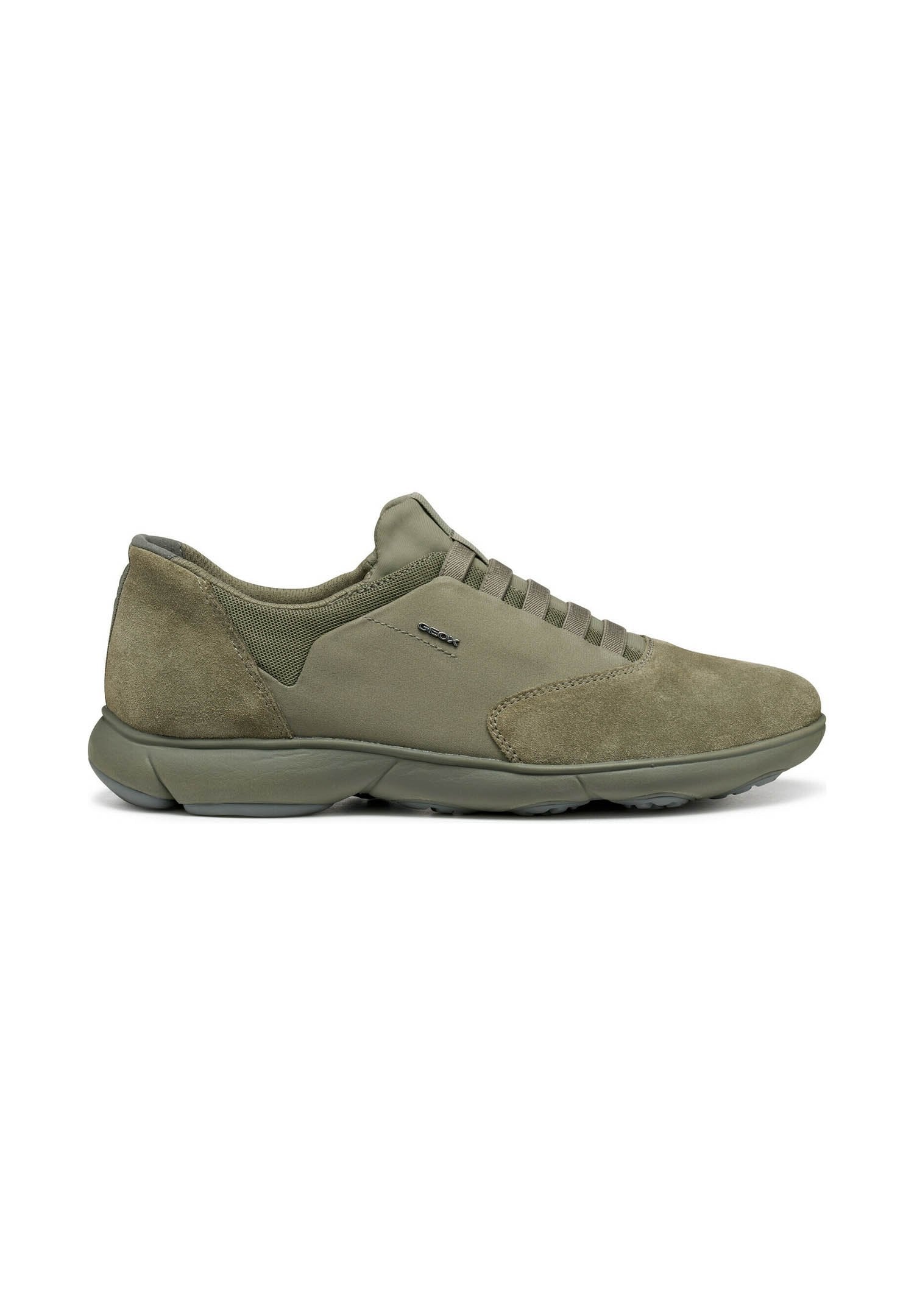 Olivgrüne Sneaker aus einer Mischung aus Wildleder und Mesh. Abgerundete Spitze, strukturierte Seitenakzente und gepolstertes Sohlen-Design.