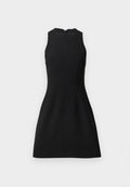 Schwarzes ärmelloses Kleid mit hohem Kragen, ausgestattet mit einem zentralen Reißverschluss und vertikalen Nähten für Form und Struktur. Glatte Stofftextur.