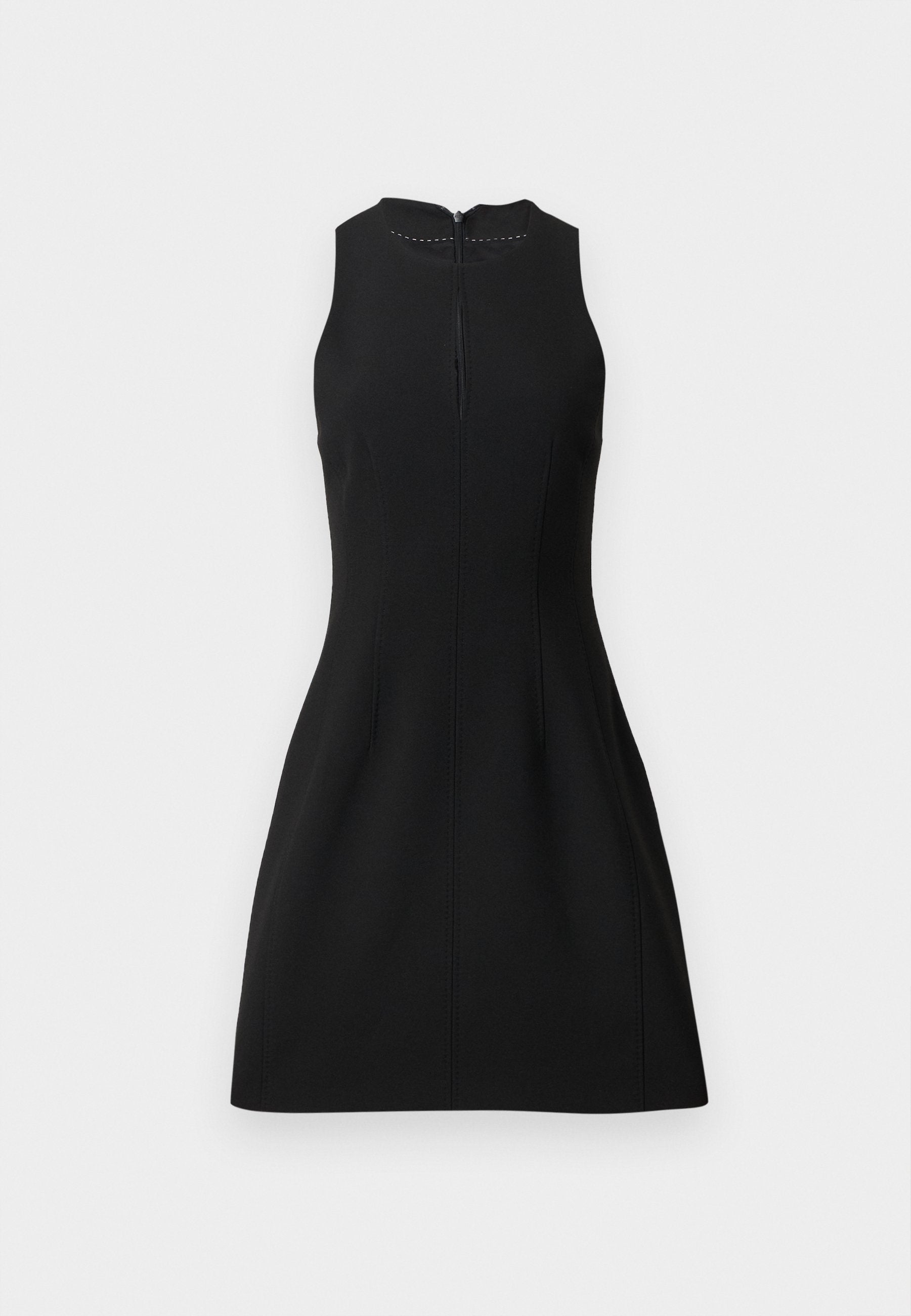 Schwarzes ärmelloses Kleid mit hohem Kragen, ausgestattet mit einem zentralen Reißverschluss und vertikalen Nähten für Form und Struktur. Glatte Stofftextur.