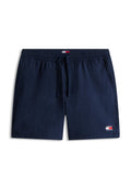 Marineblaue Herren-Badeshorts mit elastischem Bund, Kordelzug, Seitentaschen und Tommy Jeans-Logo auf dem linken Bein und dem Bund.