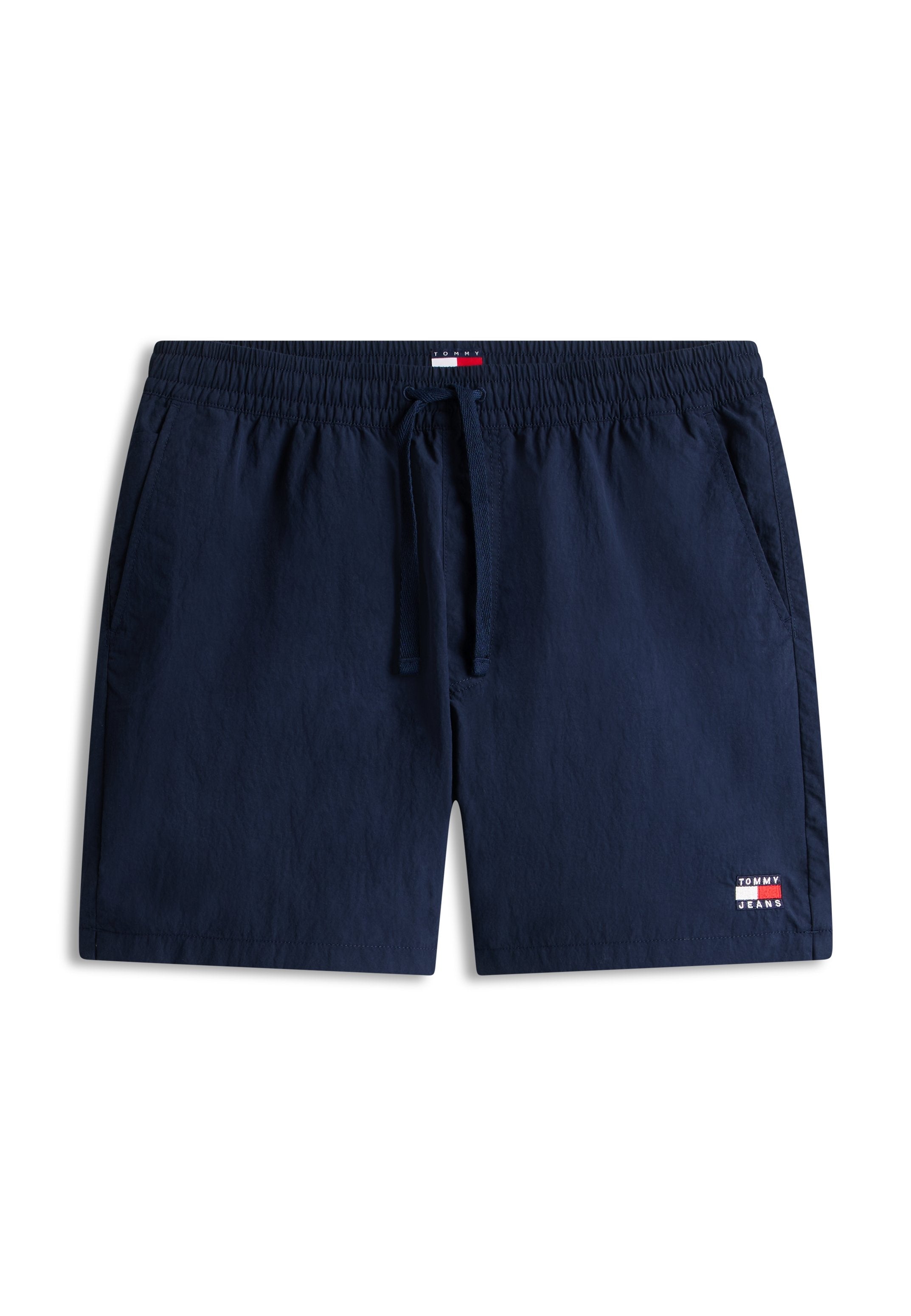 Marineblaue Herren-Badeshorts mit elastischem Bund, Kordelzug, Seitentaschen und Tommy Jeans-Logo auf dem linken Bein und dem Bund.