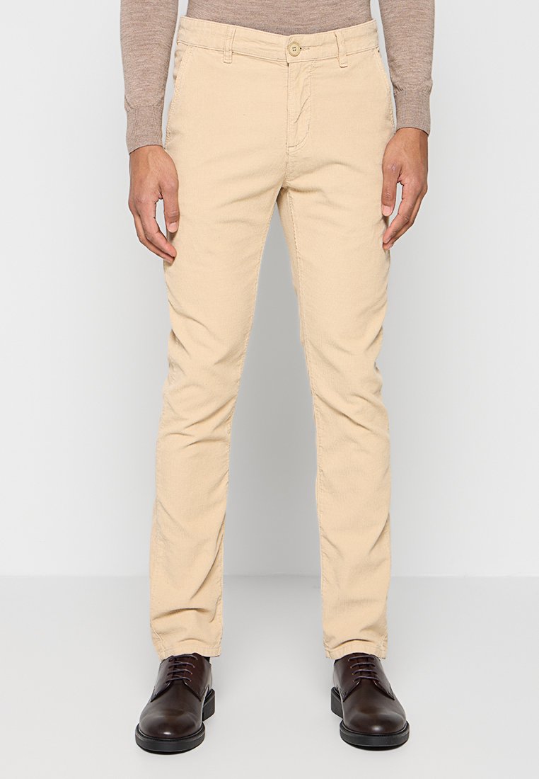 REGULAR FIT  Media 1