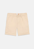 Beige Baumwollshorts mit Knopfverschluss, vorderen Falten und umgeschlagenen Säumen. Sie verfügen über zwei seitliche Taschen und ein Etikett am Bund.