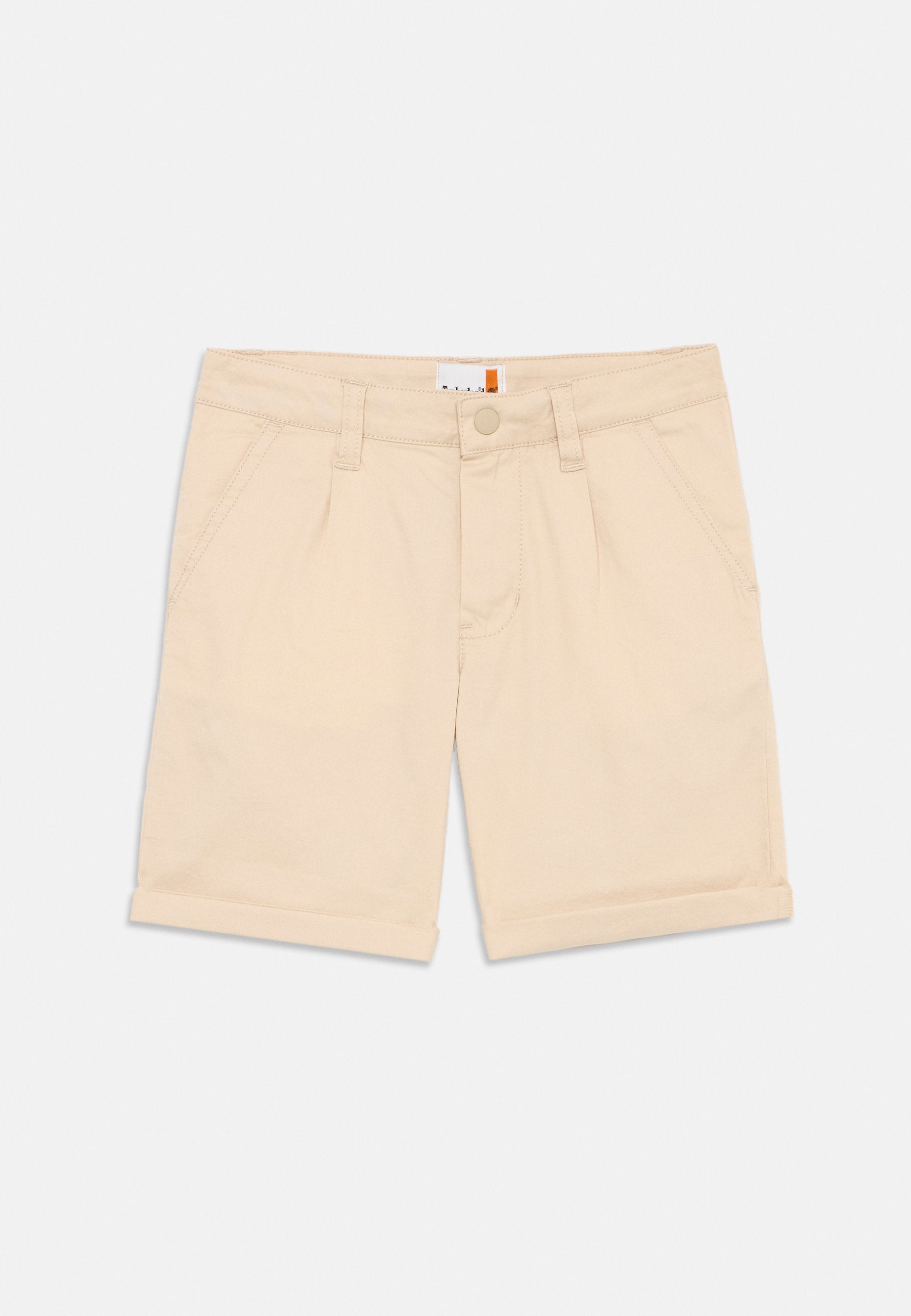 Beige Baumwollshorts mit Knopfverschluss, vorderen Falten und umgeschlagenen Säumen. Sie verfügen über zwei seitliche Taschen und ein Etikett am Bund.