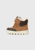 Braune und dunkeltanfarbene Kinderstiefel mit einem Futter aus Kunstfell, Velcro-Riemen und gelben Akzenten; Gummisohle mit strukturiertem Grip-Muster.