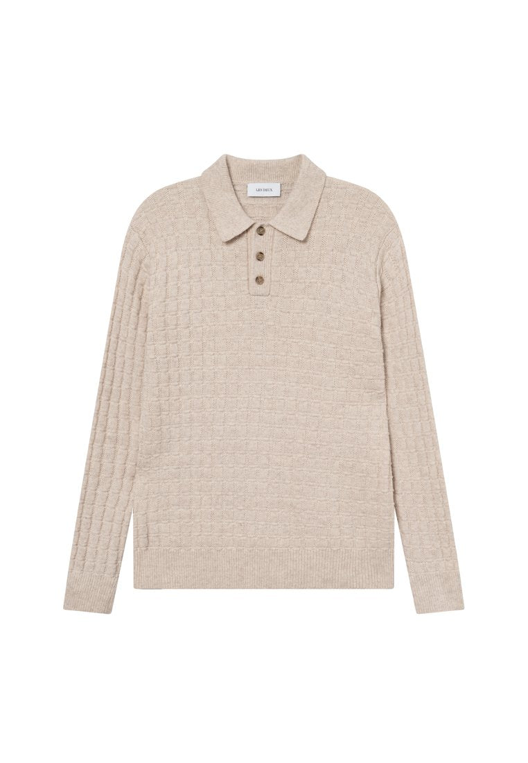 Beige gestrickter Pullover mit einem strukturierten Rautenmuster, mit einem Kragen und einer Knopfleiste mit drei Knöpfen, geripptem Saum und Bündchen.