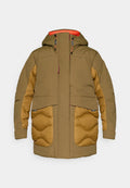 Gepolsterte Jacke mit einem khakifarbenen Oberteil, braunen gesteppten unteren Bereichen, zwei großen Fronttaschen und einer verstellbaren Kapuze mit orangefarbenem Futter.