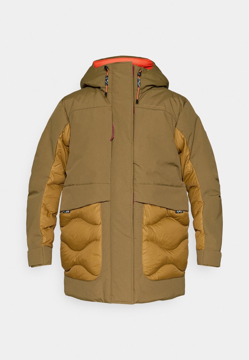 Gepolsterte Jacke mit einem khakifarbenen Oberteil, braunen gesteppten unteren Bereichen, zwei großen Fronttaschen und einer verstellbaren Kapuze mit orangefarbenem Futter.