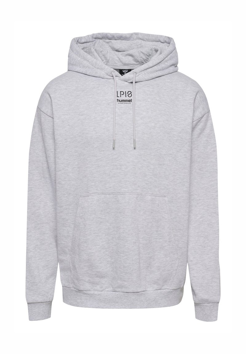 Hellgrauer Kapuzenpullover mit vorderer Kängurutasche, Kordelzug und kleinem schwarzem "hummel SPORTSWEAR"-Logo, zentriert unter der Kapuze.