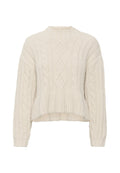 Cremfarbener strukturierter Pullover mit hohem, rundem Halsausschnitt, Zopfmuster und geripptem Saum, mit langen Ärmeln und cropped Passform.
