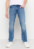 Helle blaue Denim-Jeans mit geradem Schnitt, ausgebleichtem Finish und klassischem Fünf-Taschen-Design. Getragen mit weißen Sneakers.