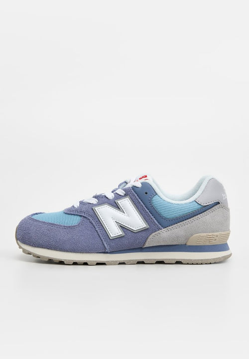 Blauer und grauer Sneaker mit Obermaterial aus Wildleder und Mesh, weißem Logo, Schnürdesign und einer Gummisohle mit Profil.