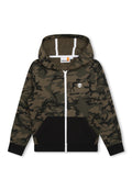 Tarnfarbenes Hoodie in Grün und Schwarz, mit durchgehendem Reißverschluss, großer Kapuze, weißen Akzenten und zwei schwarzen Fronttaschen. Material aus Baumwollmischung.